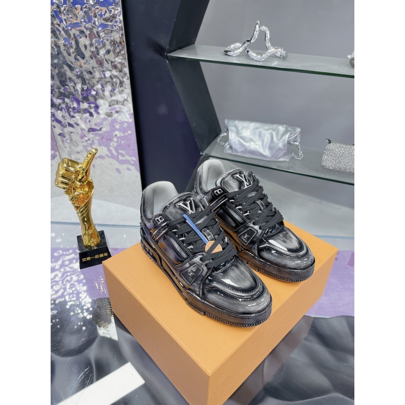 l**is V*t*n sneakers